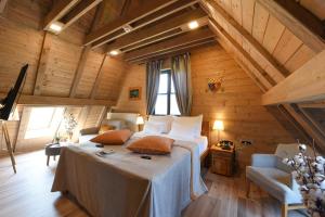 een slaapkamer met een groot bed in een houten kamer bij Ethno Houses Plitvice Lakes Hotel in Plitvica selo