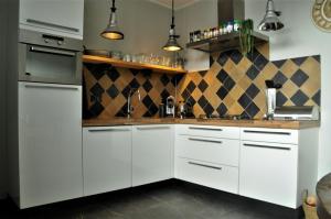 Una cocina o kitchenette en Huis nummer 7 met sauna en 3 slaapkamers