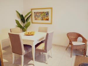 uma mesa de jantar com cadeiras e uma planta em 3B flat em Portimão