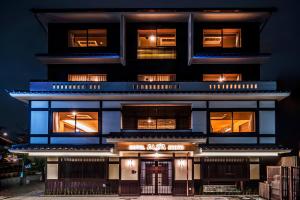 Un palazzo alto con un cartello mawi davanti di Hotel Alza Kyoto a Kyoto