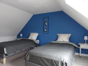 Un pat sau paturi într-o cameră la Holiday home, Douarnenez