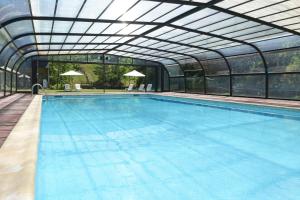 uma grande piscina com tecto de vidro em RVHotels Tuca em Vielha