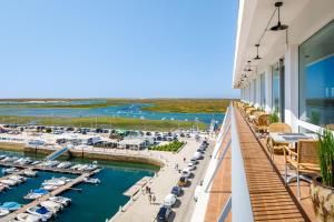 Blick auf den Yachthafen vom Balkon eines Hotels in der Unterkunft AP Eva Senses in Faro