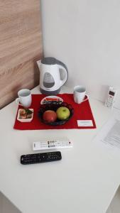 un tavolo con un piatto di frutta e una macchinetta del caffè di Virtus Apartments and Rooms with Free Private Parking a Zagabria