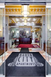 Coin salon dans l'établissement Radio City Apartments