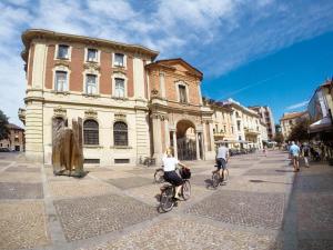 - un groupe de cyclistes dans une rue de la ville dans l'établissement Locanda San Paolo, à Monza