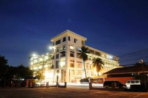 um grande edifício branco à noite com luzes em L'Fisher Hotel Bacolod em Bacolod