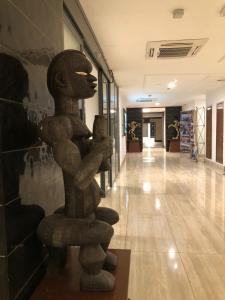 una estatua en medio de un pasillo en Hotel Franco Yaounde, en Yaoundé