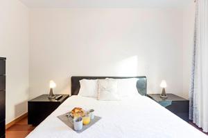 Llit o llits en una habitació de 2BR Flat by Metro w/ Free Parking by LovelyStay