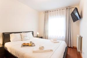 Llit o llits en una habitació de 2BR Flat by Metro w/ Free Parking by LovelyStay