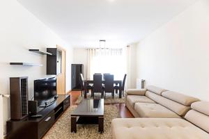 Televisor o centre d'entreteniment de 2BR Flat by Metro w/ Free Parking by LovelyStay