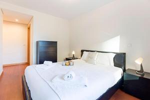 Llit o llits en una habitació de 2BR Flat by Metro w/ Free Parking by LovelyStay