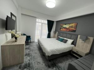 百乐费利克斯Majestic Boutique Hotel- ADULT ONLY的酒店客房,配有床和电视