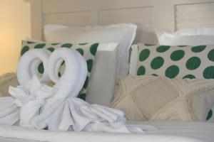 2 toallas en una cama con almohadas en Hotel Villa Maya, en Saint-Tropez