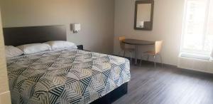 um quarto com uma cama e uma mesa em Motel 6 Mobile, AL - Airport Blvd em Mobile