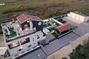 uma vista aérea de uma casa com piscina em D-Palace-Lux em Donji Zemunik