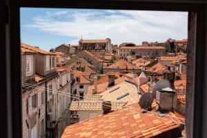 vista su una città con tetti e edifici di Dubrovnik Old Town Apartments a Dubrovnik