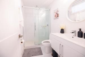 Un baño de Luxury & Comfy Apartment, Mins Drive To All Niagara Falls Attraction