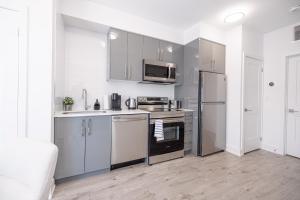 Una cocina o cocineta en Luxury & Comfy Apartment, Mins Drive To All Niagara Falls Attraction