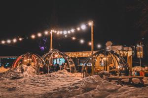 een groep koepels in de sneeuw 's nachts bij Jasna Chalet Resort in Kranjska Gora