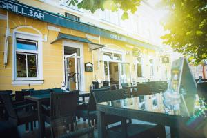 un restaurant avec des tables et des chaises en face d'un bâtiment dans l'établissement City Apartments Amstetten, à Amstetten