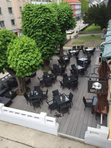 - un ensemble de tables et de chaises sur une terrasse dans l'établissement City Apartments Amstetten, à Amstetten