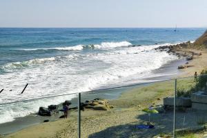 plaża z ludźmi stojącymi na piasku i oceanie w obiekcie Beach Villa Varna - cosiness 4 meters from the sea w Warnie