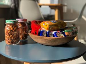 un bol de nourriture assis au-dessus d'une table dans l'établissement Houseboat apartment with water terrace, free parking, free bikes & fast wifi, à Amsterdam