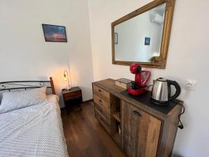 - une chambre avec un lit et un miroir sur une commode dans l'établissement Prista guest rooms, à Ruse