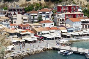 een stad met een jachthaven en gebouwen naast het water bij Olympic Apartments in Parga