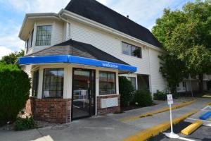 a building with a sign in front of it at Motel 6-Wethersfield, CT - Hartford in Wethersfield