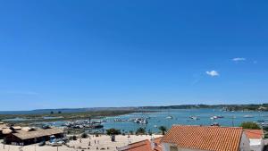 vista su un porto con barche in acqua di Alvor Bela Vista I ad Alvor