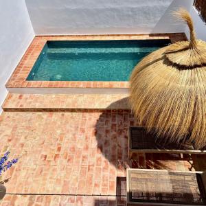 una piscina con una scopa sopra di Alvor Bela Vista I ad Alvor