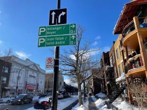 een straatbord op een paal in een stadsstraat bij Chambres EL MEDITERRANEO Rooms in Montreal