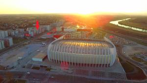 una vista aérea de un gran edificio blanco con puesta de sol en Arena Zagreb Premium Apartment, en Zagreb