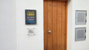 Una puerta a un edificio con un cartel. en Atlantic 3 Bicas - Furnas, en Furnas