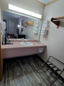 A kitchen or kitchenette at Twelve Oaks Inn