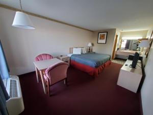 A bed or beds in a room at Twelve Oaks Inn