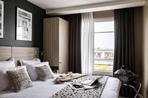 Tempat tidur dalam kamar di Best Western Paris Porte de Versailles