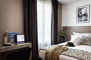 Tempat tidur dalam kamar di Best Western Paris Porte de Versailles