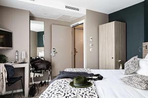 Tempat tidur dalam kamar di Best Western Paris Porte de Versailles