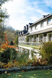 Garður fyrir utan Hôtel Les Ardillières du Pont d'Oye