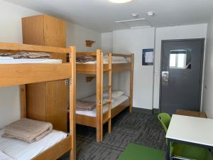 Posteľ alebo postele v izbe v ubytovaní HI Calgary City Centre - Hostel