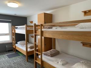 Posteľ alebo postele v izbe v ubytovaní HI Calgary City Centre - Hostel