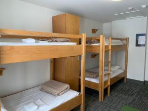 Poschodová posteľ alebo postele v izbe v ubytovaní HI Calgary City Centre - Hostel