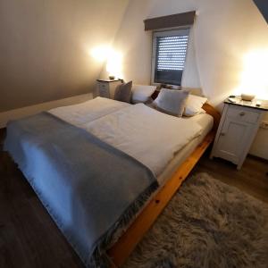 Un dormitorio con una cama grande y una ventana en Apartment Moritz, en Lahr