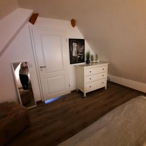 1 dormitorio con vestidor blanco y puerta blanca en Apartment Moritz, en Lahr