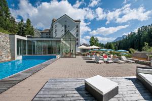 Hotel Schweizerhof Sils Maria, a Faern Collection Hotel tesisinde veya buraya yakın yüzme havuzu