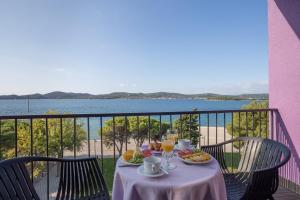 un tavolo con cibo e bevande su un balcone di Hotel Adriatic a Biograd na Moru