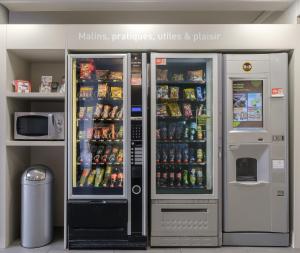 - une épicerie avec 2 distributeurs automatiques de boissons dans l'établissement B&B HOTEL Paris Nord 2 CDG Aéroport, à Roissy-en-France